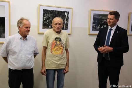 Stene občinske stavbe krasi razstava z naslovom Po sledeh izumirajoče obrti na Kamniškem (12)